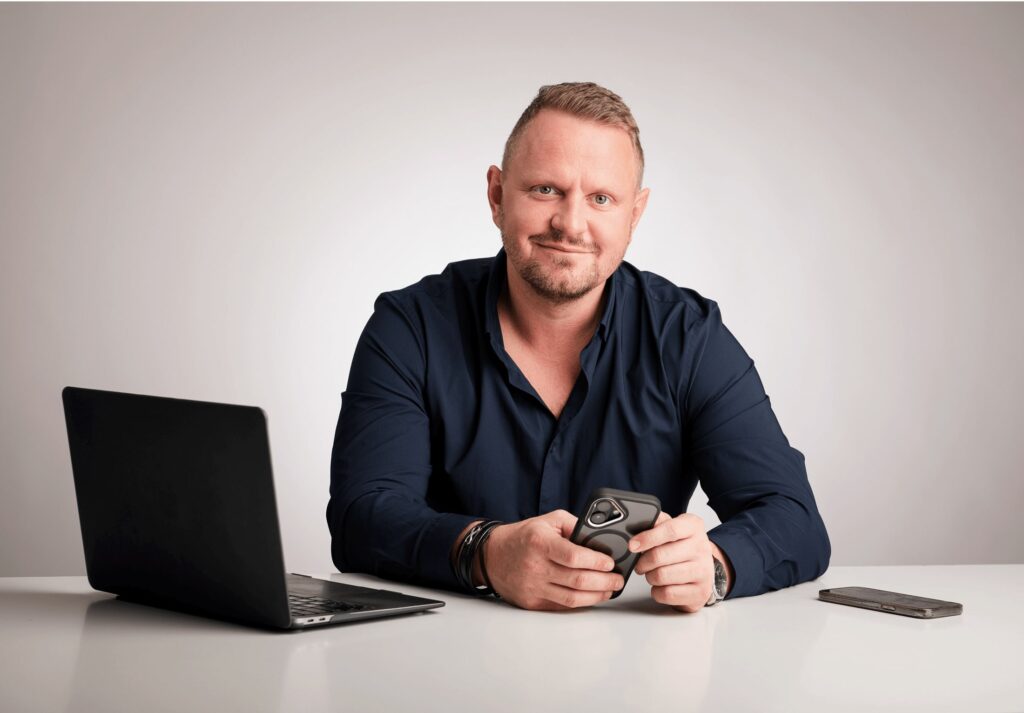 Jakub Jánský - Foto za stolem